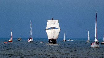 https://0201.nccdn.net/1_2/000/000/0f3/8bd/playfair-20enters-20harbour-20with-20escort.jpg