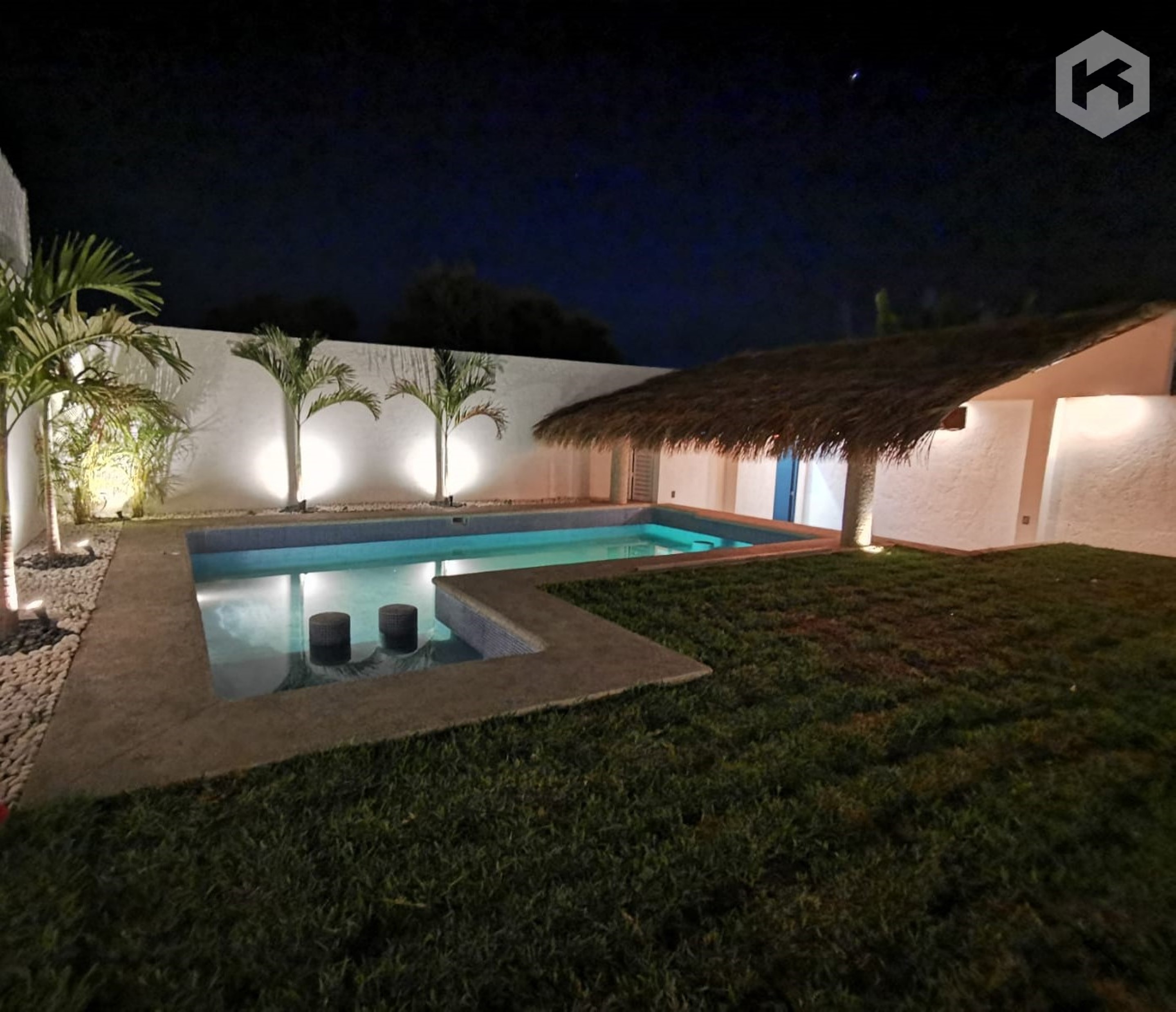 KREAR: Palapa Bar con Paisajismo Tropical — Diseño de Entretenimiento en Alberca