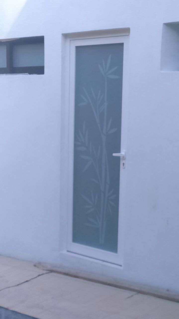 Puerta de aluminio linea española tono blanco  con cristal satinado y detalle de esmerilado. 