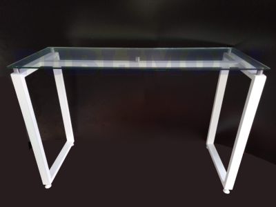 ESCRITORIO NYA.
Cubierta en vidrio.
Alzas niqueladas.
Estructura metálica.
