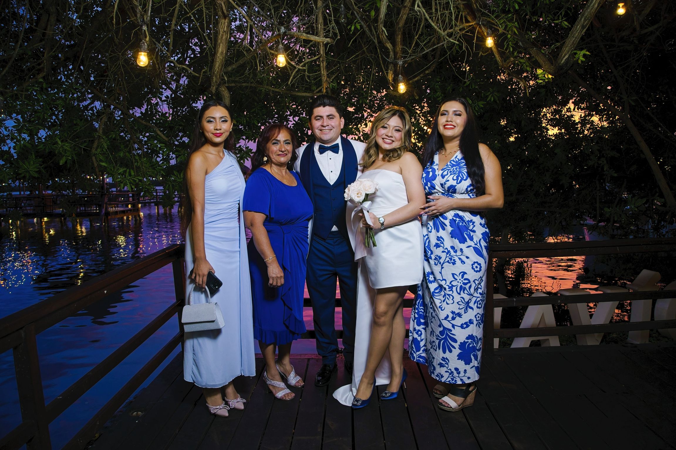 https://0201.nccdn.net/1_2/000/000/0f4/be9/luxartifices-wedding-navios-cancun-bride-and-groom-sunset057.jpg