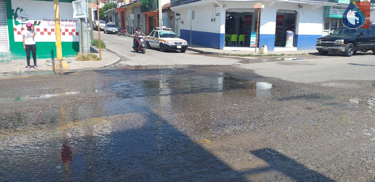 FUGA DE DRENAJE EN LA AV. 2 DE ABRIL, ESQ. C. V. TRUJANO
