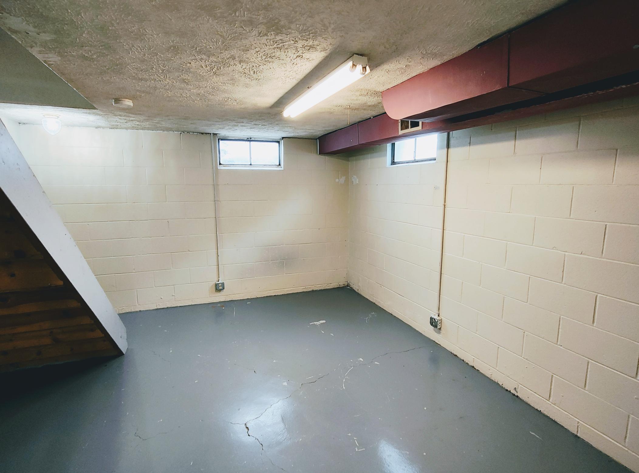 https://0201.nccdn.net/1_2/000/000/0f4/e9a/basement.jpg