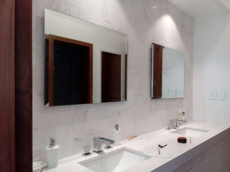 Lunas de 6mm flotados, con canto pulido brillante y bicel de 1"