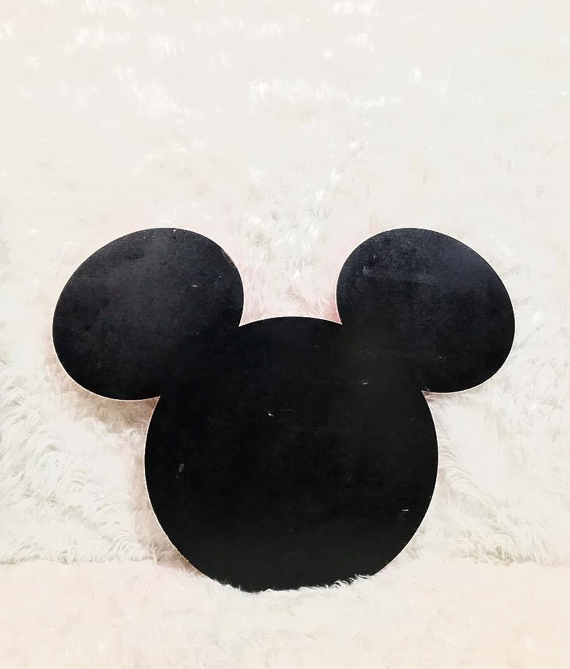 Silueta de Mickey Mouse
medidas : 63cm  de alto x 78cm de ancho
precio de alquiler $45.000