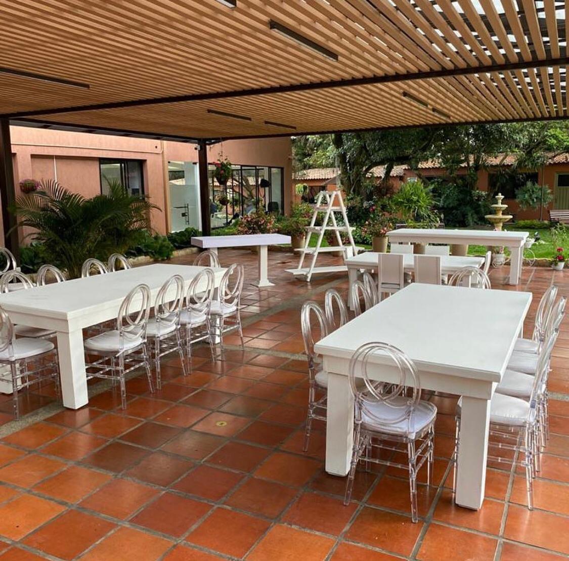 Mesa Rectangular de Madera Blanca
Medidas: 2.20m x 1m
$90.000
( Sin sillas )