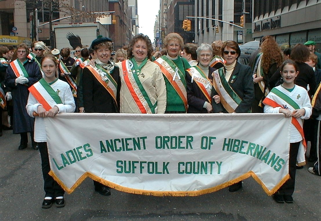 https://0201.nccdn.net/1_2/000/000/0f6/400/NYC-PARADE-2003-1108x761.jpg