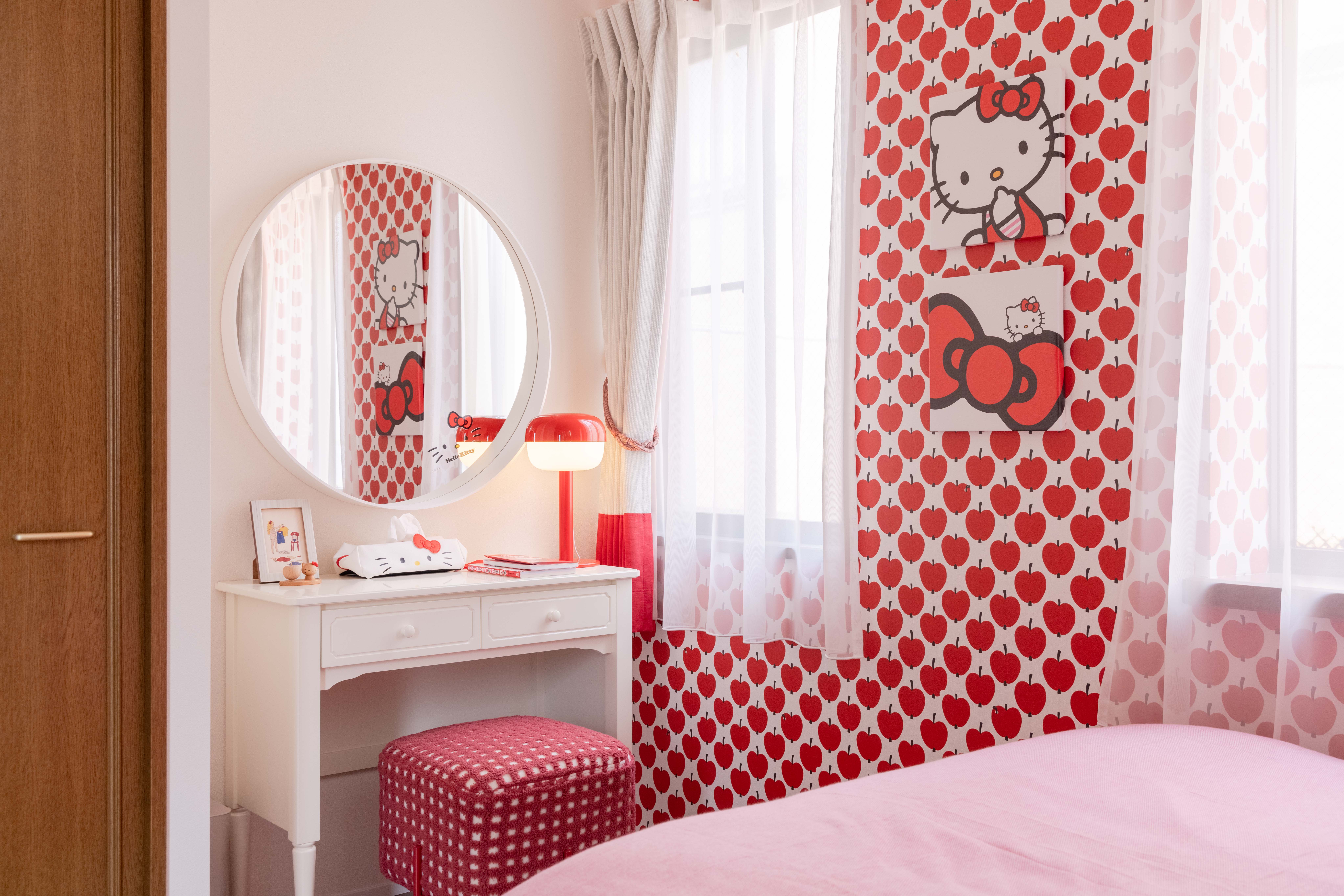 3F Hello Kitty themed desk and chair