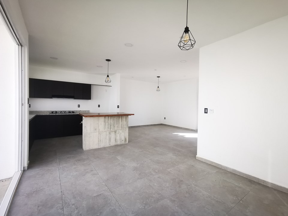 KREAR: Cocina Integral Minimalista con Isla Desayunador y Diseño de Autor