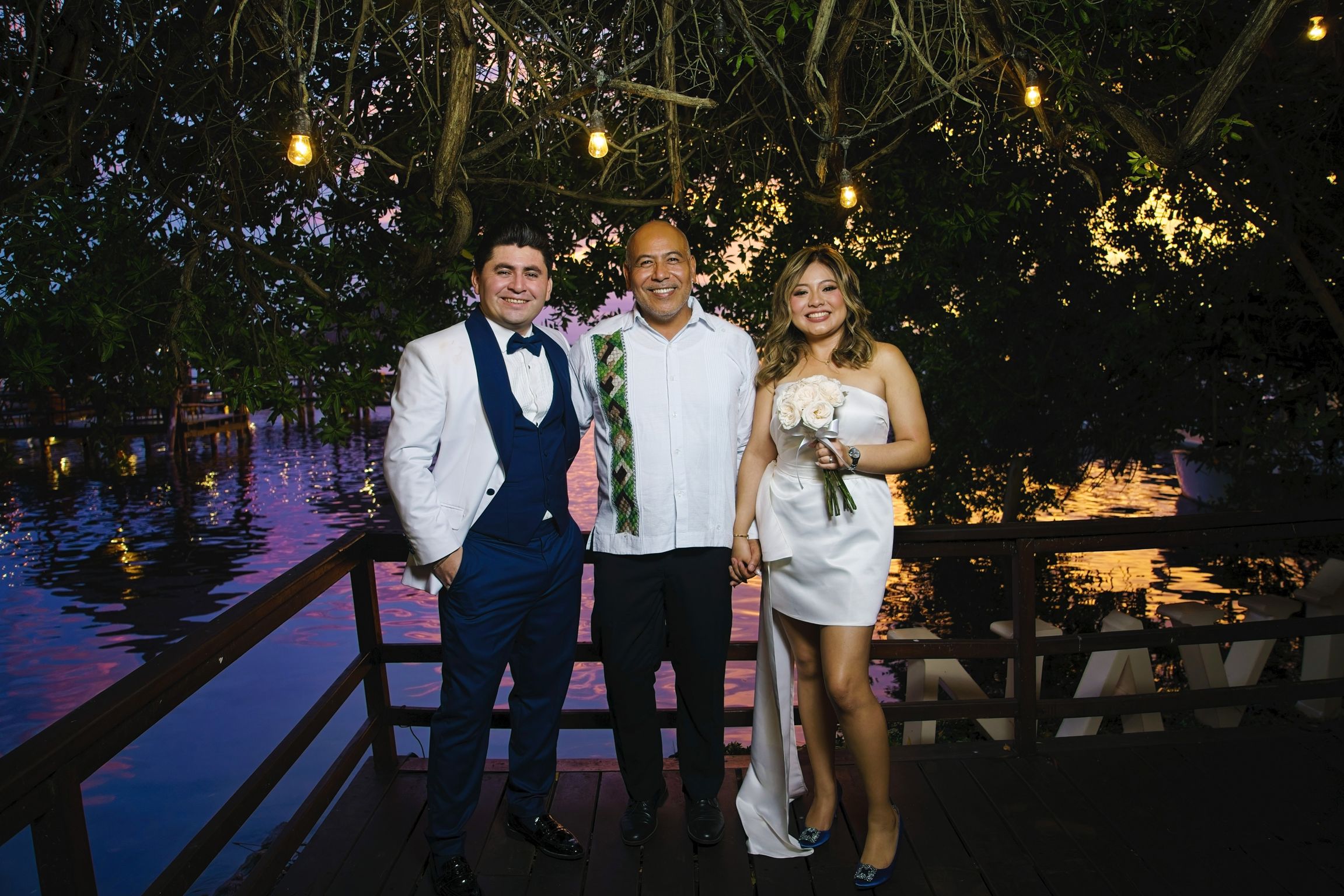 https://0201.nccdn.net/1_2/000/000/0f7/250/luxartifices-wedding-navios-cancun-bride-and-groom-sunset050.jpg