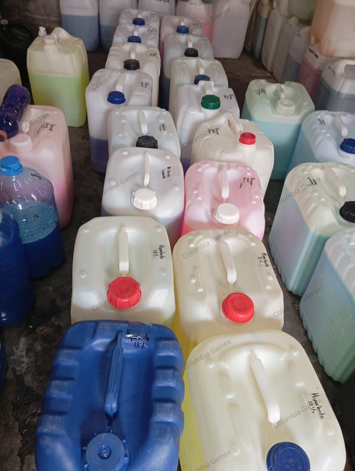 una persona cortando una fruta