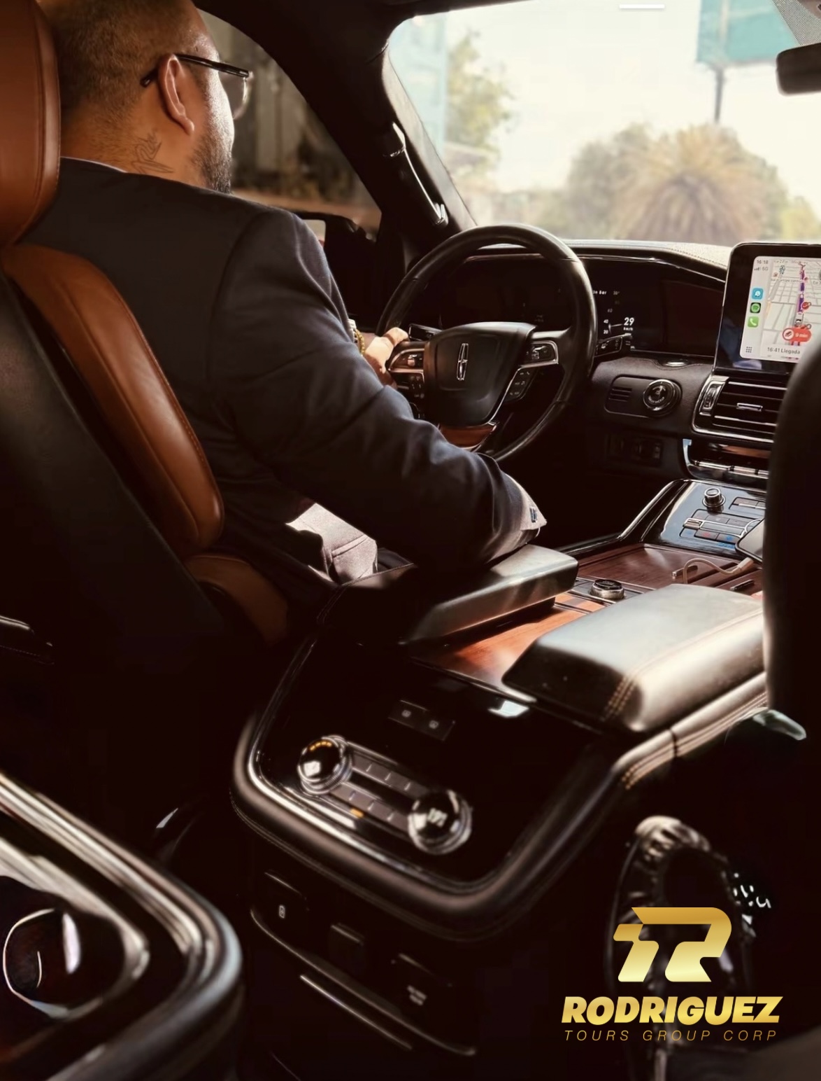 Hombre de negocios caminando hacia un coche de lujo en un garaje moderno y bien iluminado.