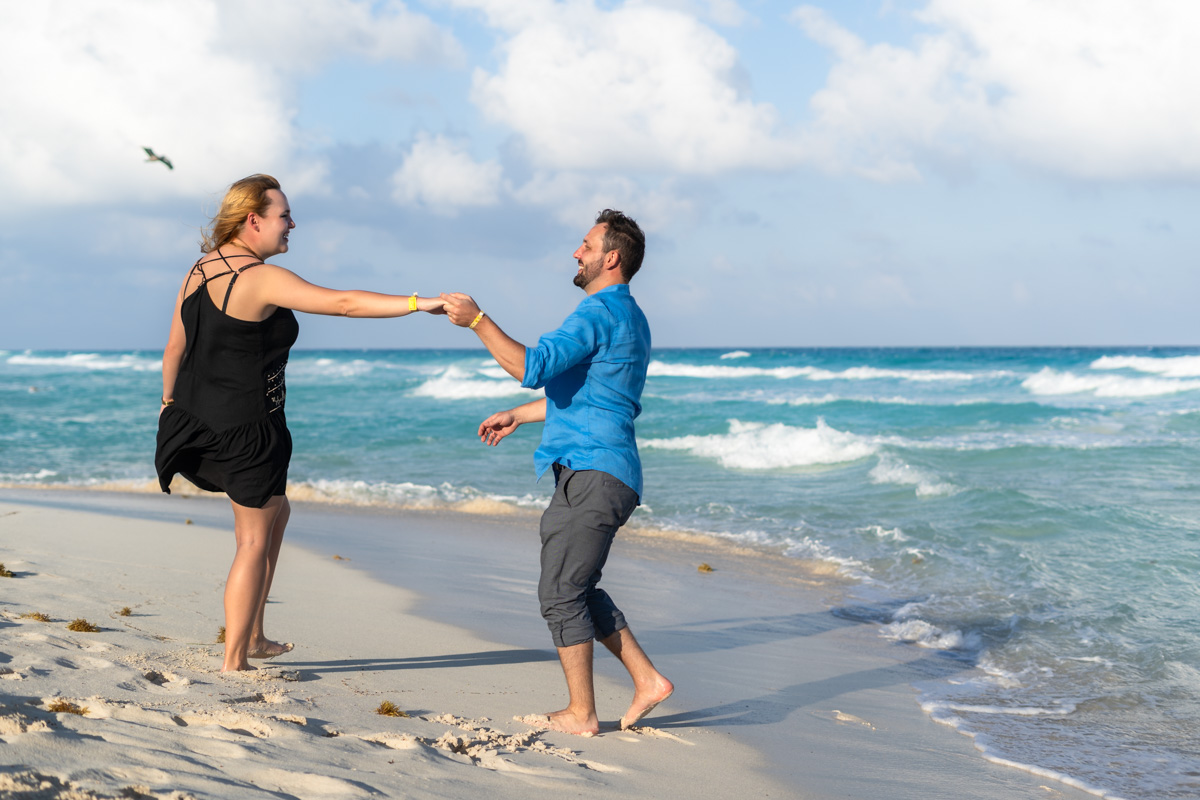 https://0201.nccdn.net/1_2/000/000/0f7/fed/mariachi-surprise-playa-delfines-cancun-couple-session-lux-artif.jpg