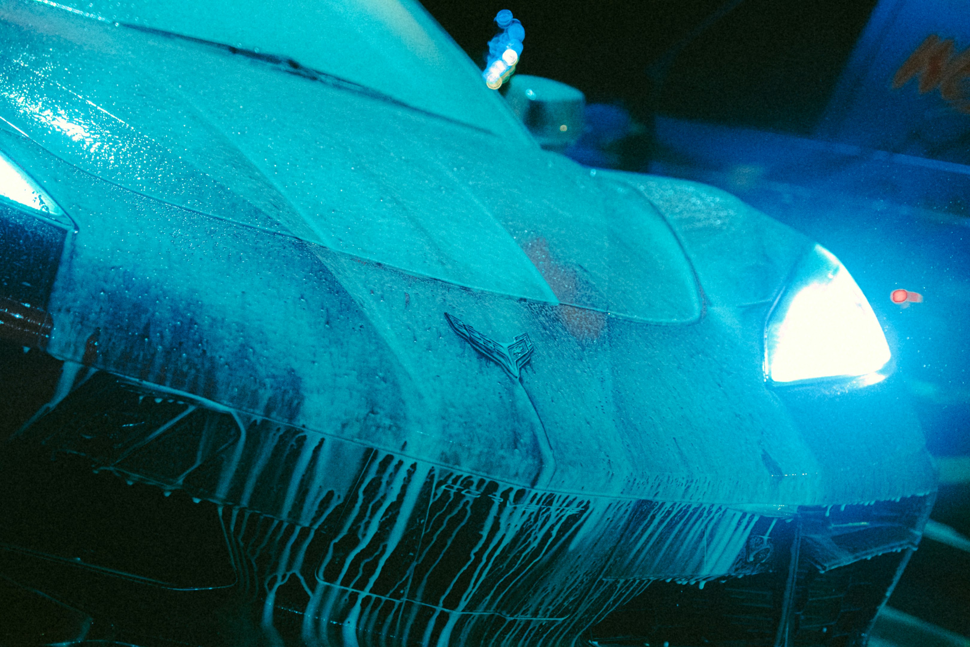 un paraguas azul y blanco