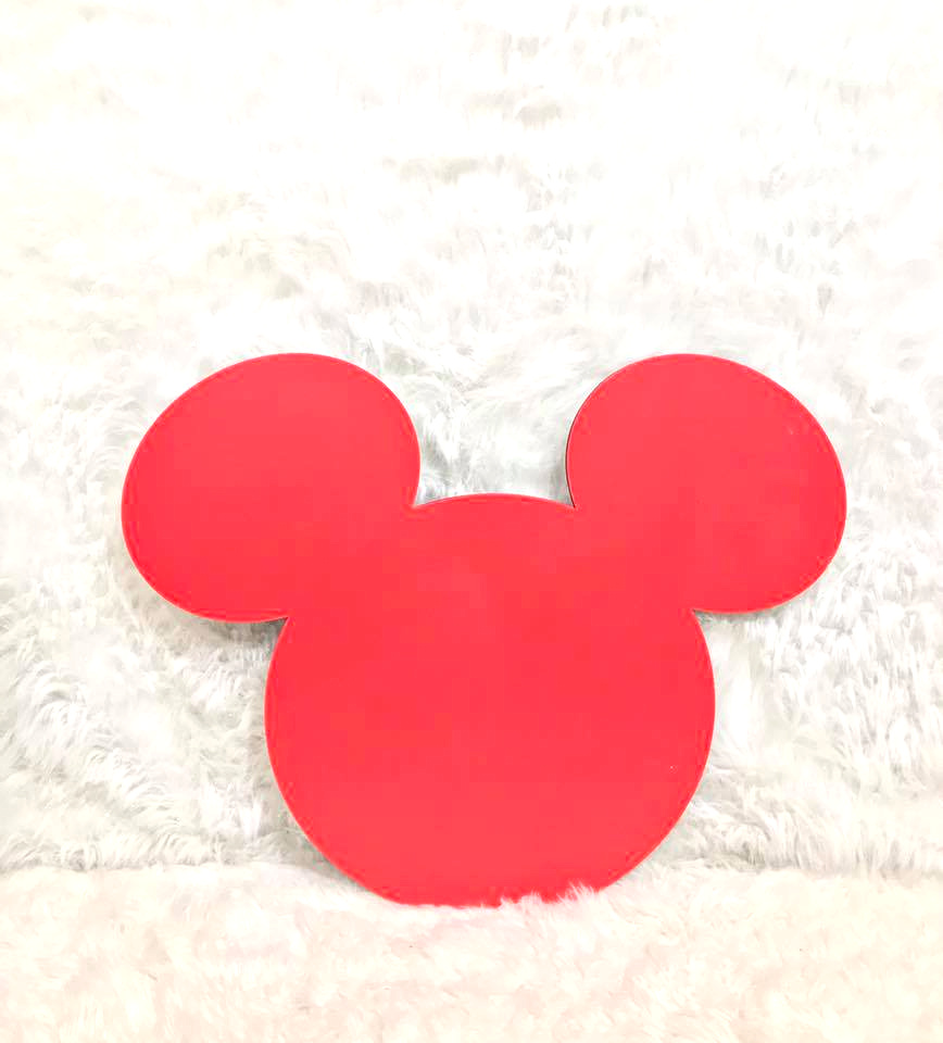 Silueta de Mickey Mouse
medidas : 63cm  de alto x 78cm de ancho
precio de alquiler $45.000