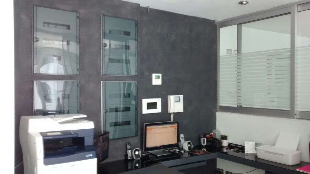 Automatización de oficinas en luminarias, alarmas y acceso.