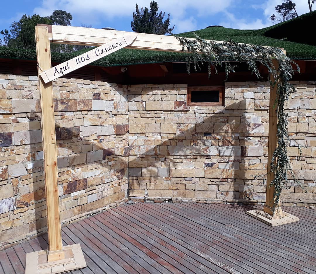  Arco de madera
 2.20m altura x 3m de ancho 
190.000 pesos sin deco