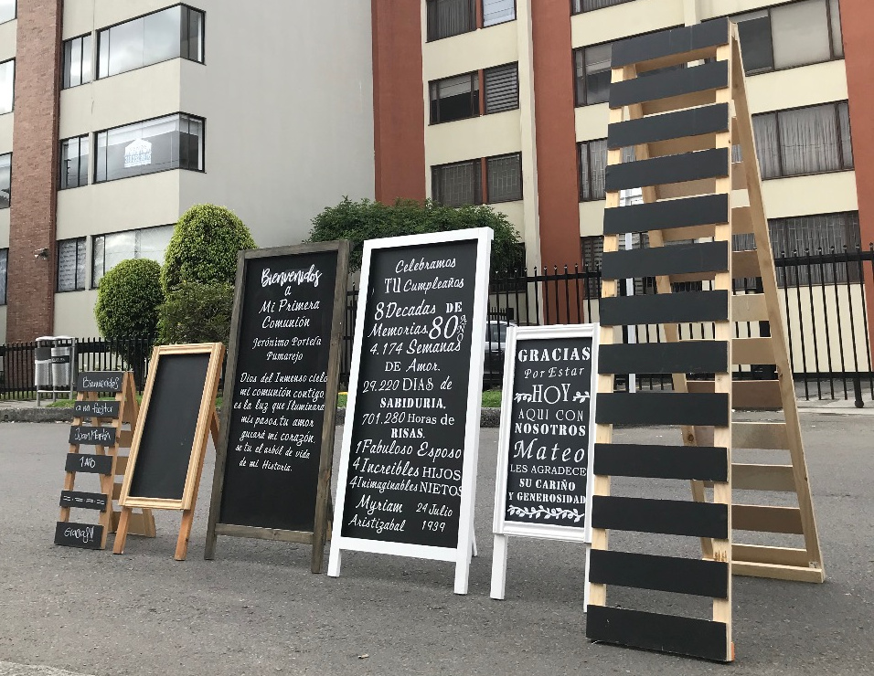 Pizarra Plegable de paletas Grande
$25.000
Pizarra Plegable de paletas 
 77 cm de altura 
31 cm de largo 
$15.000
Tablero de piso Gigante 
Medidas: 
1.30 Alto x 60cm Ancho externo 
52cm Ancho Interno
Precio de alquiler $ 60.000
sin personalizar.
Costo adicional con personalizacion $110.000  