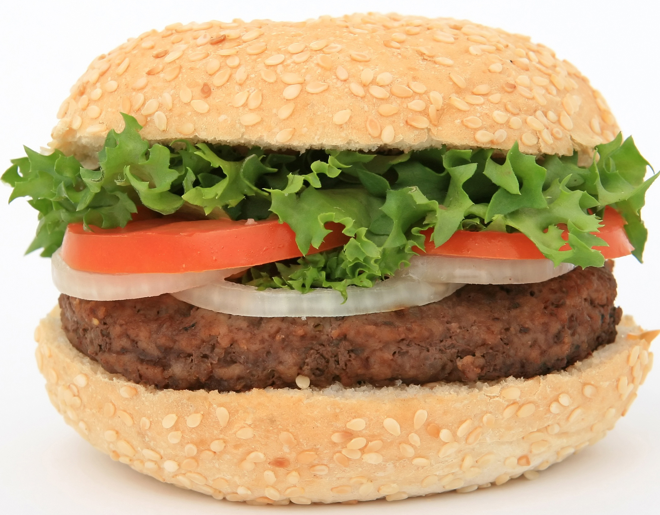 Rica Hamburguesa con Carne de Res, tomate, lechuga, cebolla, Aderezada con catchup y mayonesa.