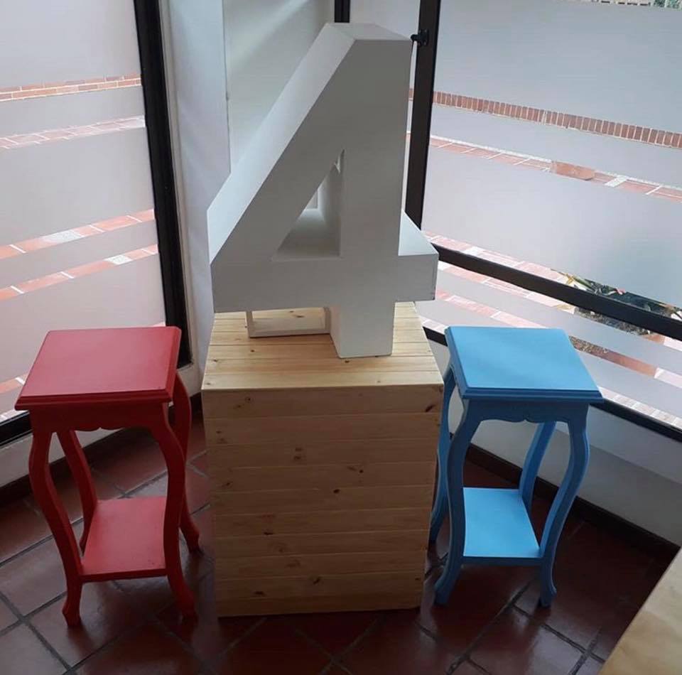 Auxiliares Rojo y Azul
37x37cm
80cm Alto
$ 50.000 Unidad