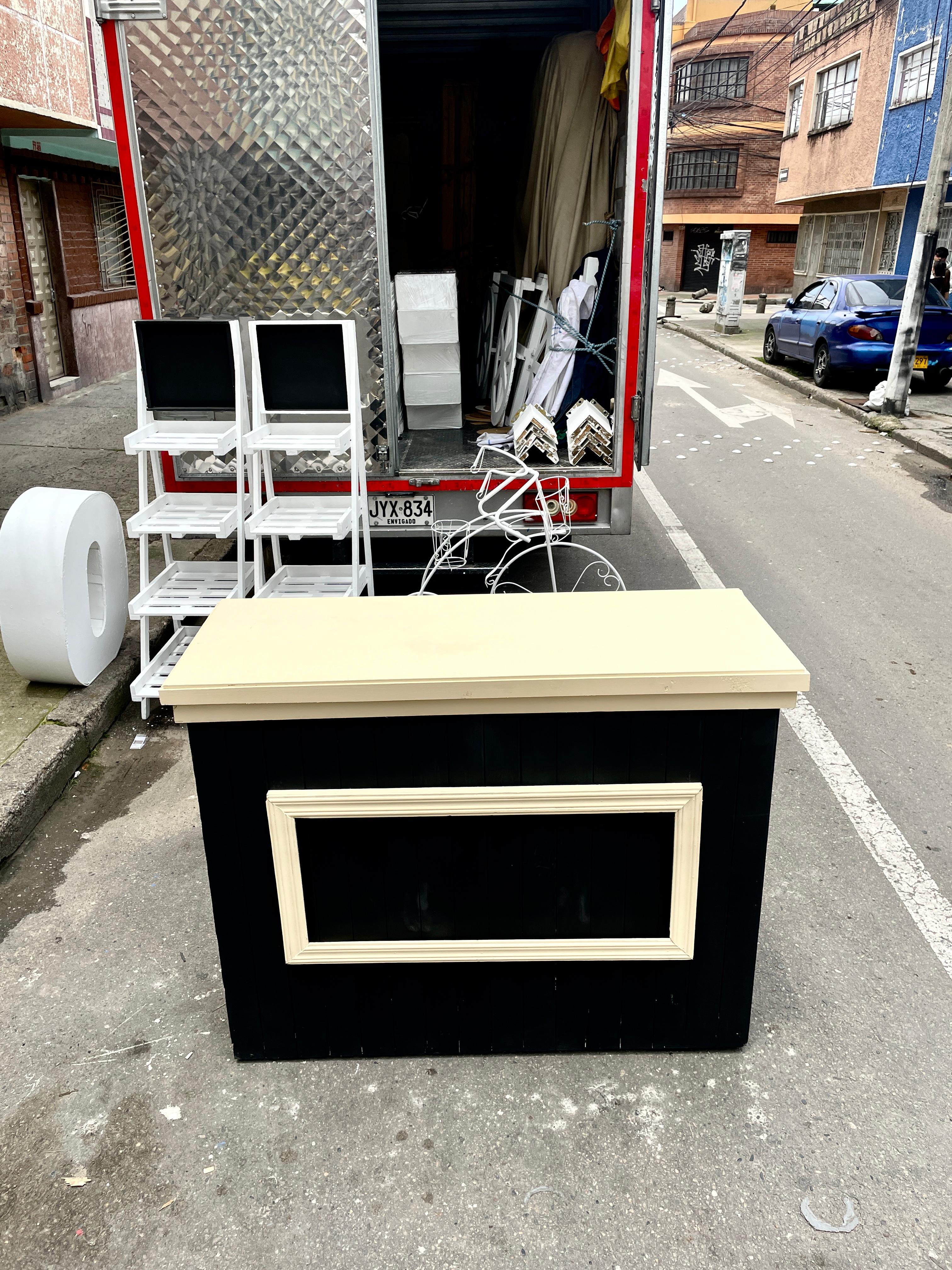 Modulo de Barra Negra
Mesa solo interior
 1.03M Alto
45cm Profundidad
1.27M Ancho
$150.000
 Alquiler