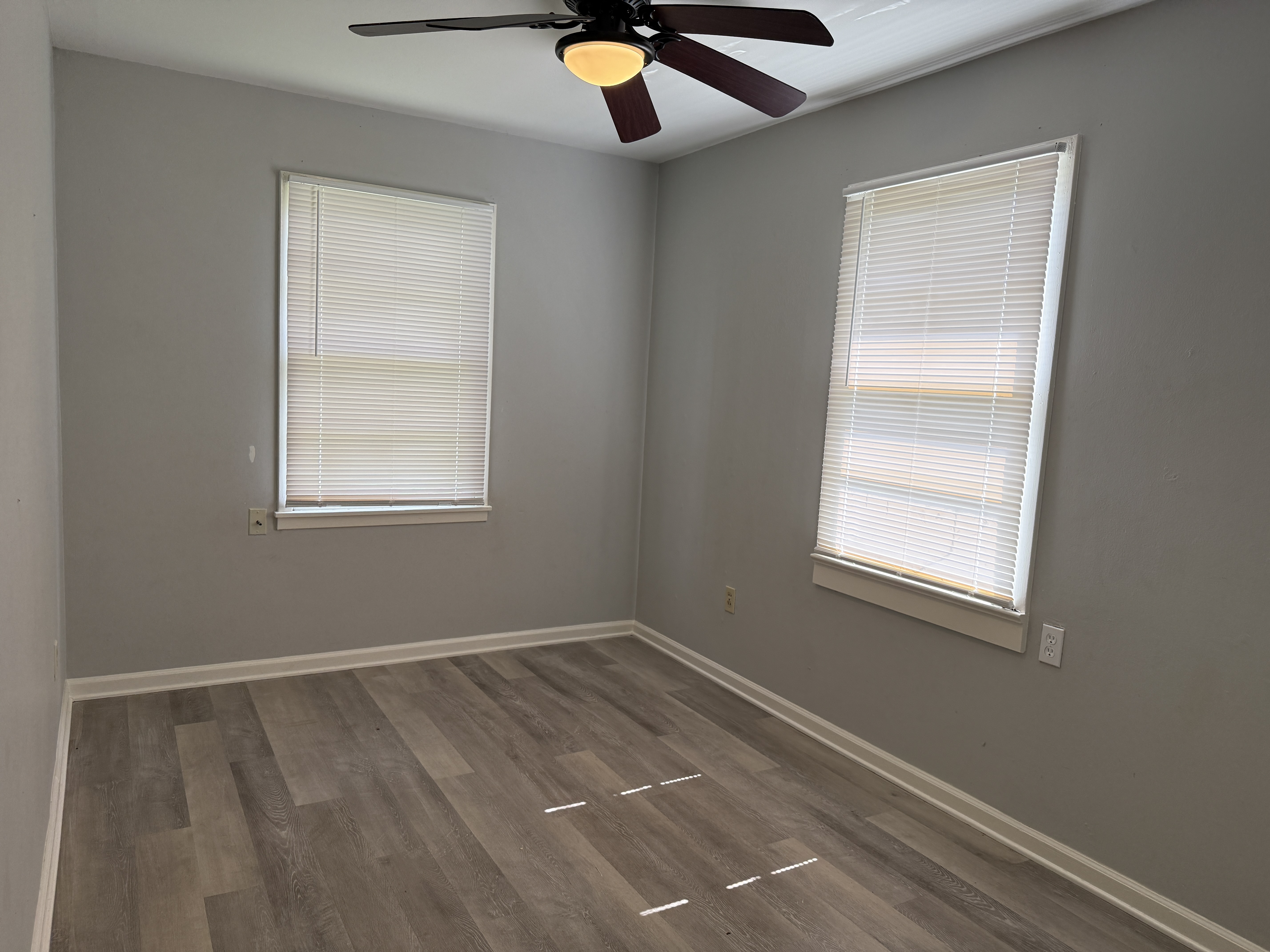 https://0201.nccdn.net/1_2/000/000/0f9/8b3/bedroom-1--1-.jpg