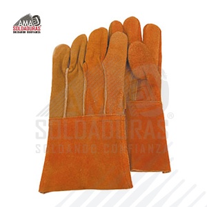 DE CARNAZA LARGO
Categoría: Uso general
Fabricado con: Carnaza
Descripción: Tamaño estándar. Carnaza de res (vacuno) al grueso 1.3/1.5 mm de espesor con refuerzo interior en palma, color anilina rojo azteca, hilo calibre 30/4 algodón. La fabricación de estos guantes tiene como característica muy buena resistencia, lo que permite al usuario trabajar en condiciones excelentes de seguridad. Ideal para carga de trabajos de soldadura, manipulación de madera, ladrillos, materiales de construcción; son guantes para trabajos multiusos y de uso especial.