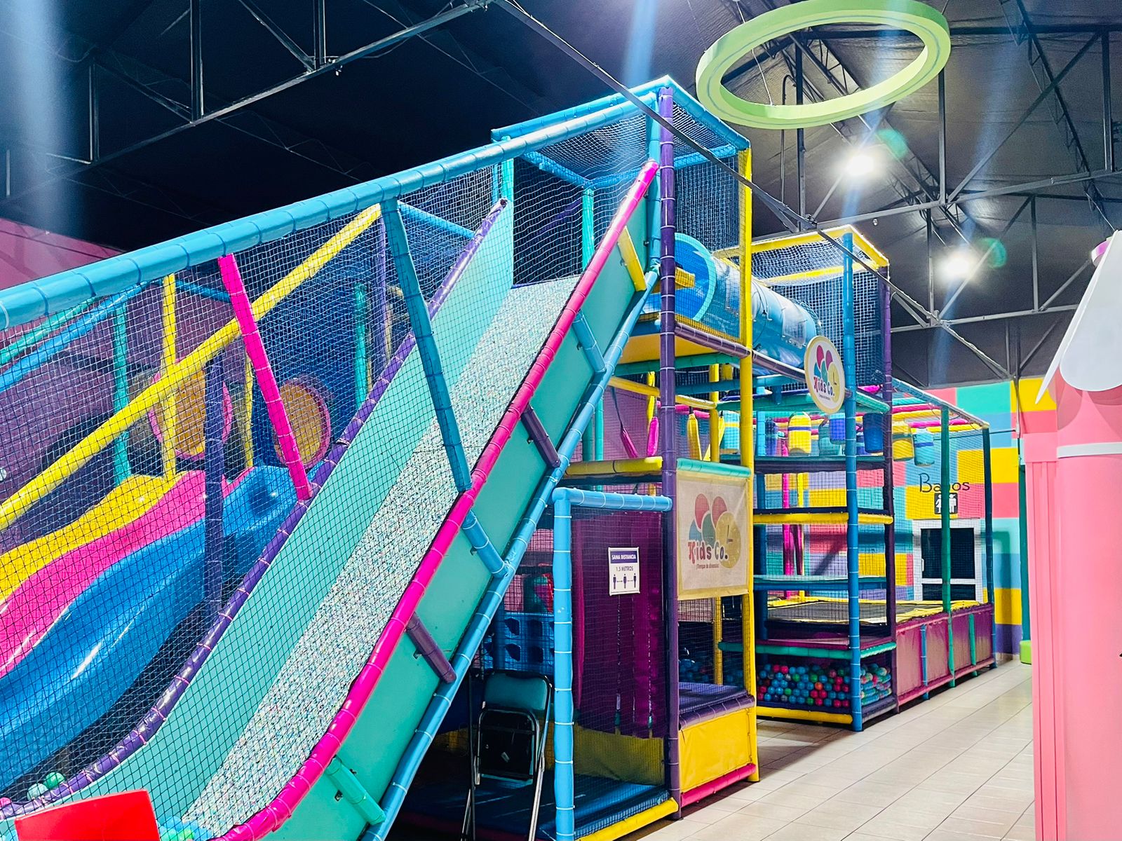 Logotipo de Facebook en fondo azul con sombra larga