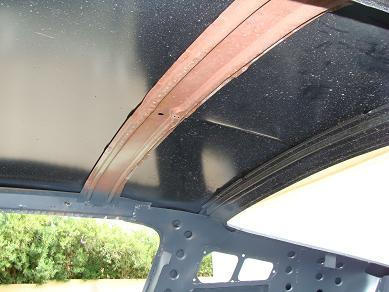 Has 2 roof supports. Ford only installed 1