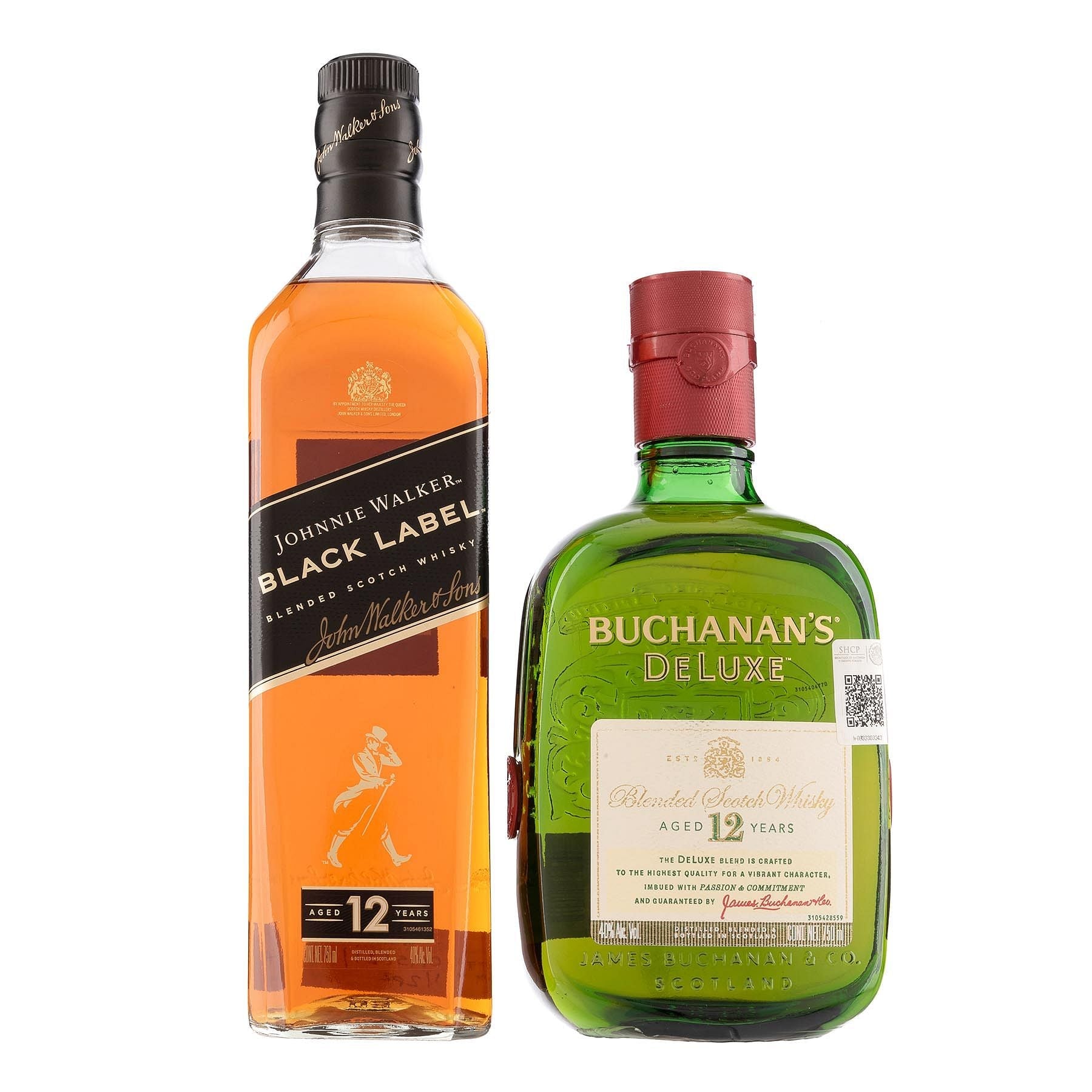 Botellas de whisky escocés Johnnie Walker Black Label 12 años y Buchanan’s DeLuxe 12 años sobre fondo blanco