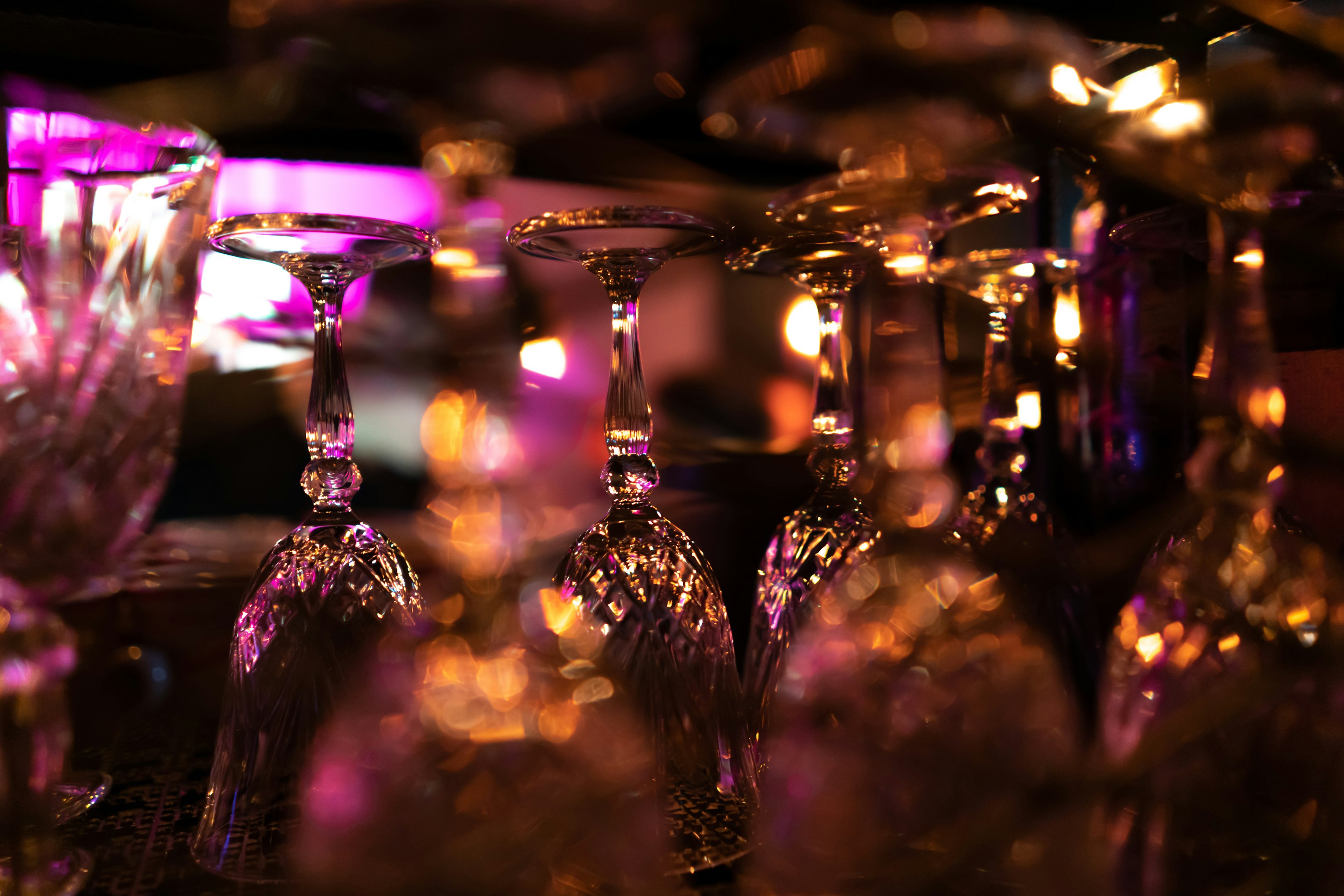 fotografía con enfoque selectivo de copas de vidrio transparente