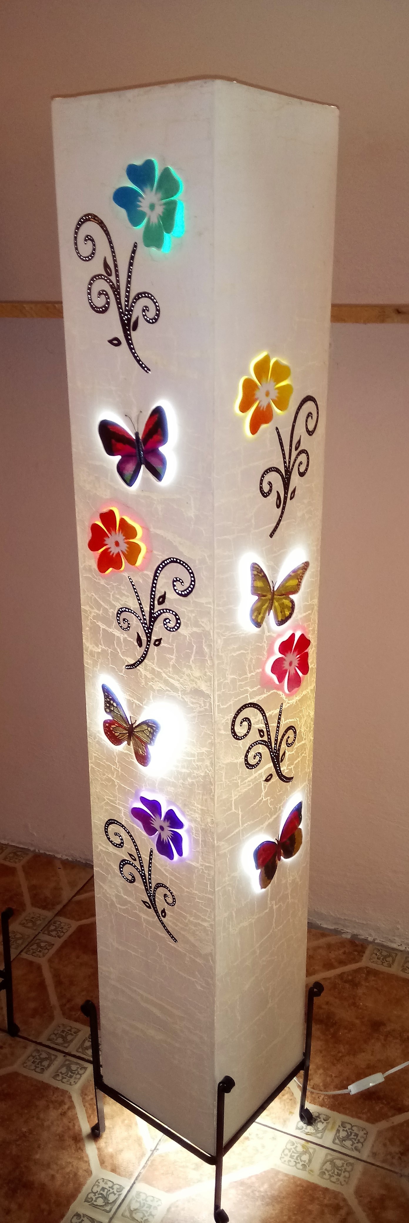 https://0201.nccdn.net/1_2/000/000/0fa/190/L--mpara-cuadrada--flores-y-mariposas-1392x4160.jpg