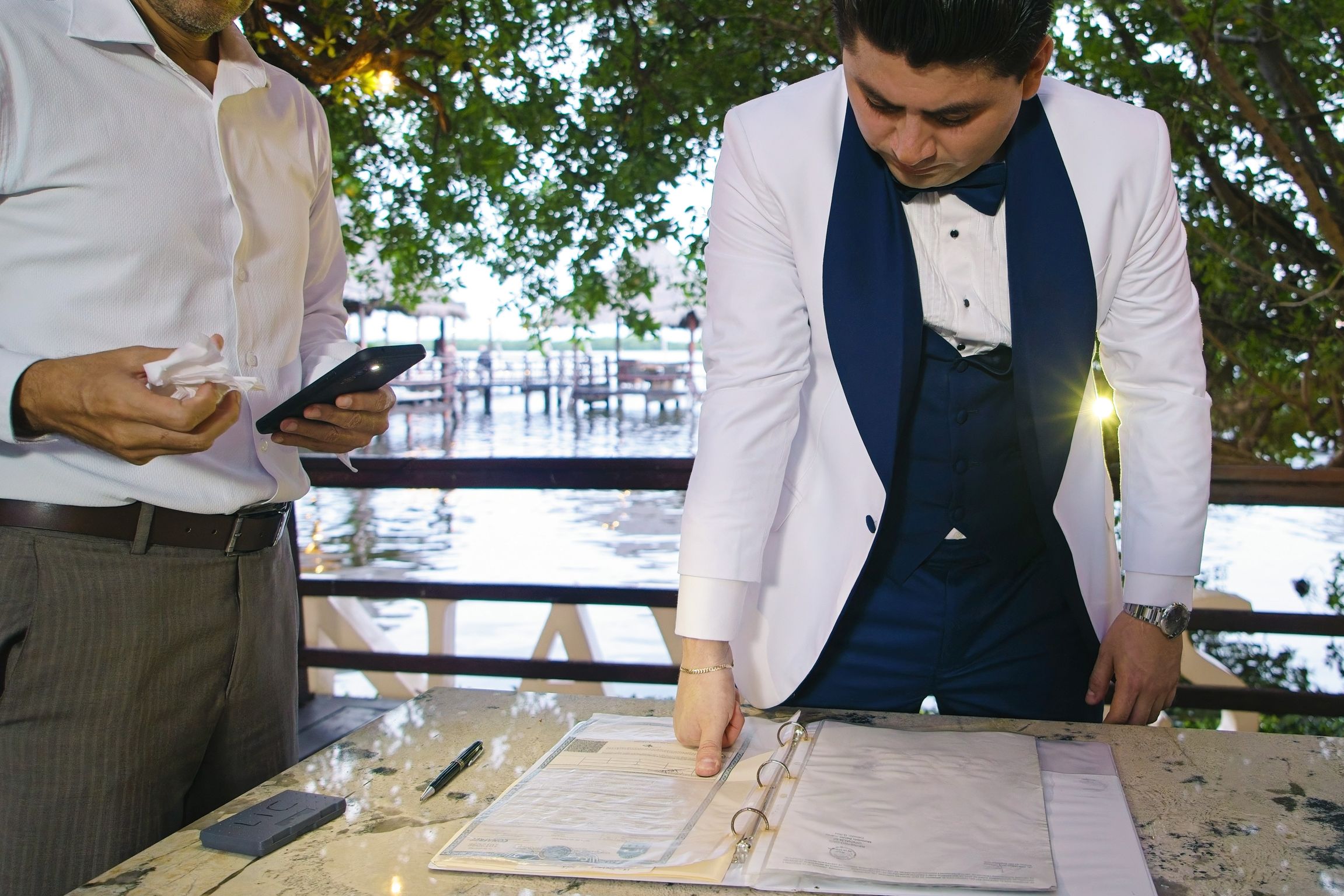 https://0201.nccdn.net/1_2/000/000/0fa/863/luxartifices-wedding-navios-cancun-bride-and-groom-sunset017.jpg