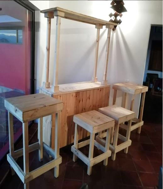 Estación de Bebidas
2.20m Altura Total
1.28m Ancho
48cm de Profundidad
Alquler $160.000 bancas altas 12.000 c/u