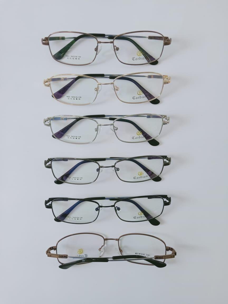 Modelo: 1923
Colores: Negro, Cafe, Gris, Dorado y Plateado