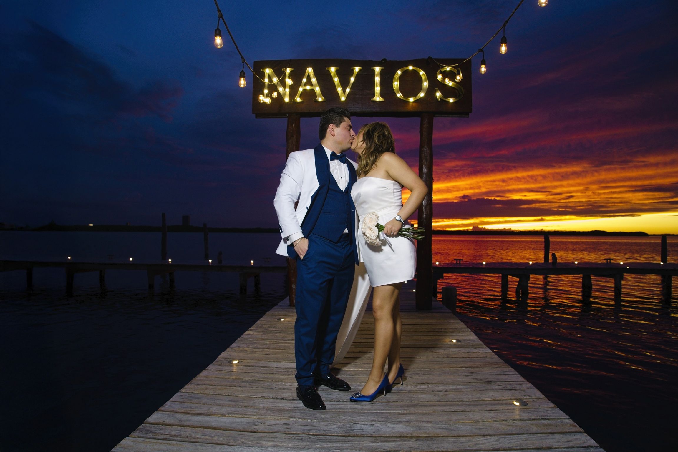 https://0201.nccdn.net/1_2/000/000/0fb/0a8/luxartifices-wedding-navios-cancun-bride-and-groom-sunset061.jpg