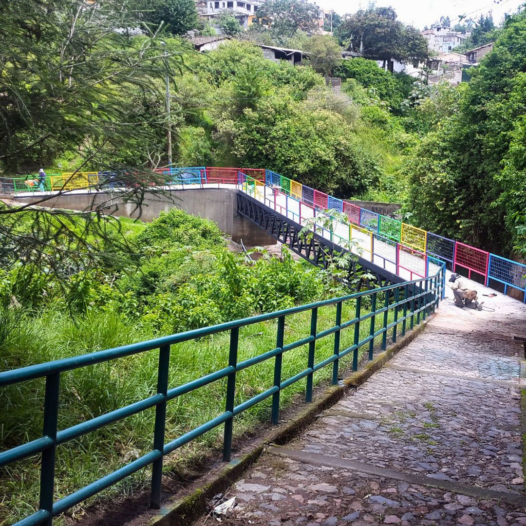 Construcción puente peatonal - Guangopolo DMQ