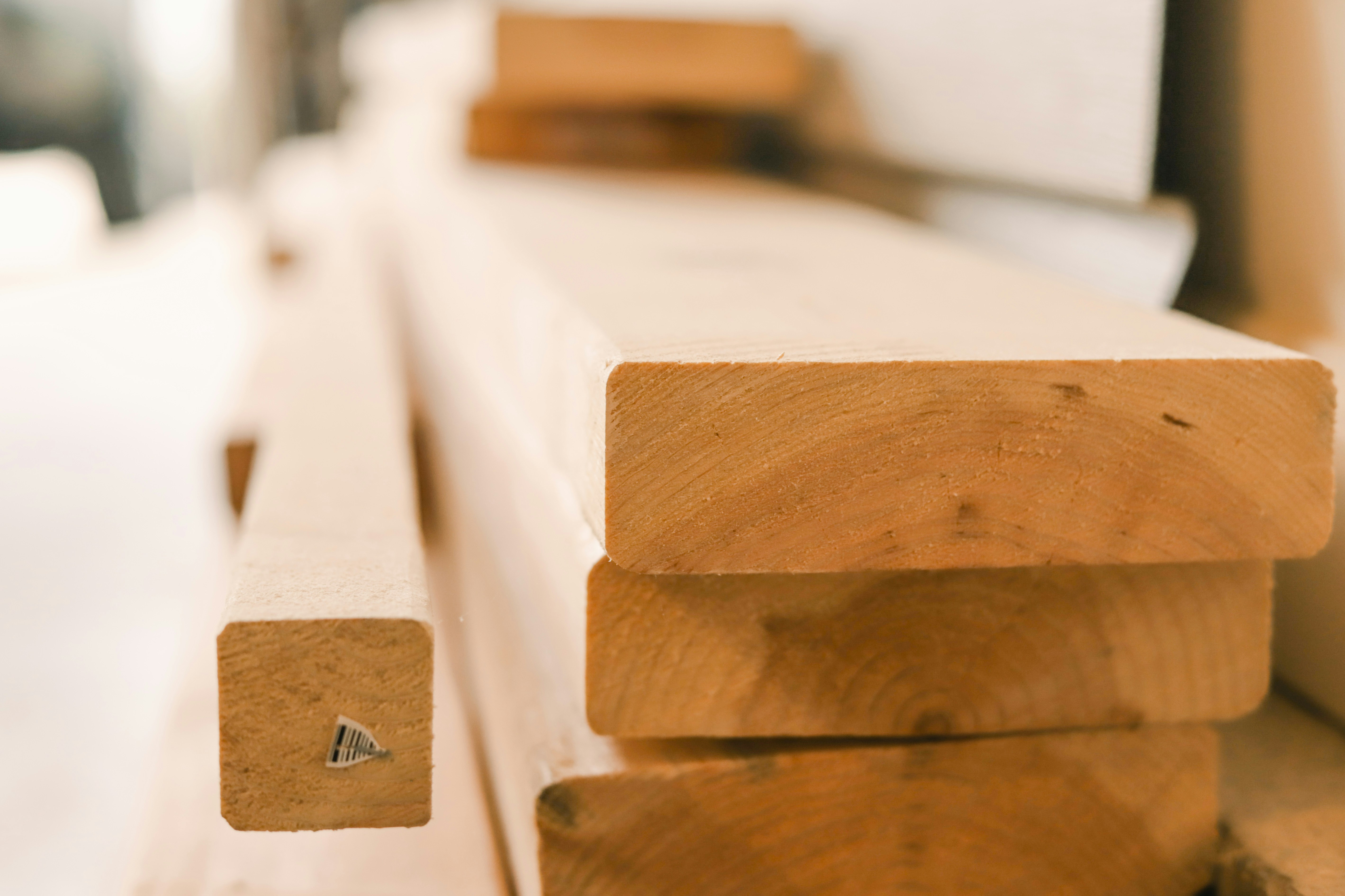 Primer plano de vigas de madera apiladas para construcción con textura natural