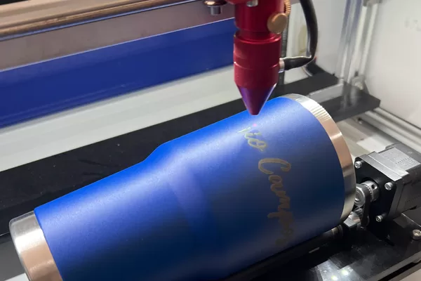 Persona interactuando con una pantalla táctil en un entorno moderno y tecnológico.