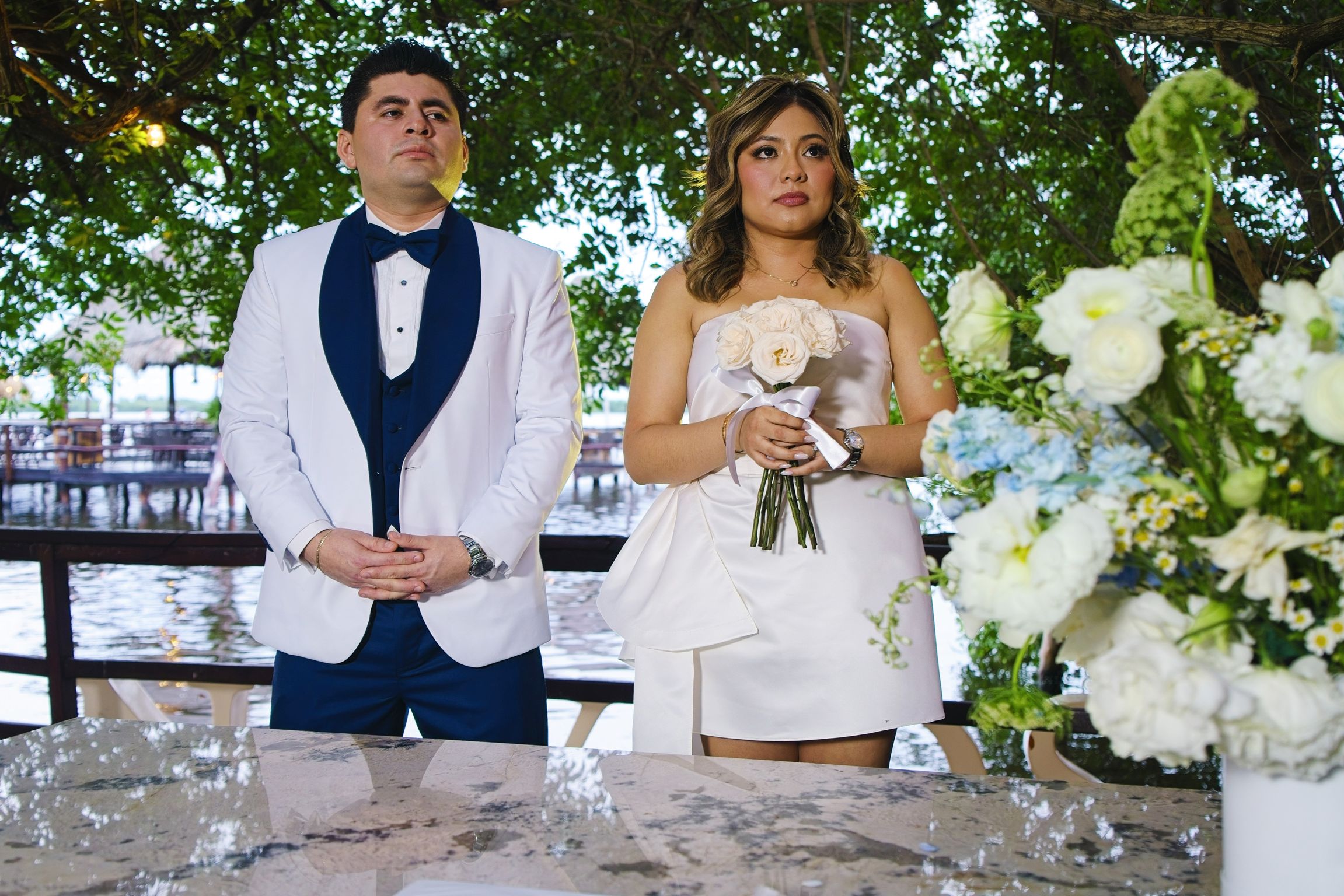 https://0201.nccdn.net/1_2/000/000/0fc/8b4/luxartifices-wedding-navios-cancun-bride-and-groom-sunset010.jpg
