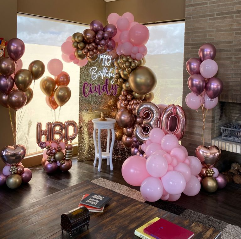 Altura 2.20m x 1.04m
Tapizado Dorado
$80.000
Imagen referencial
Mensaje Personalizado 70.000
Precio unitario por modulo
Letrero Led en Alquiler $120.000