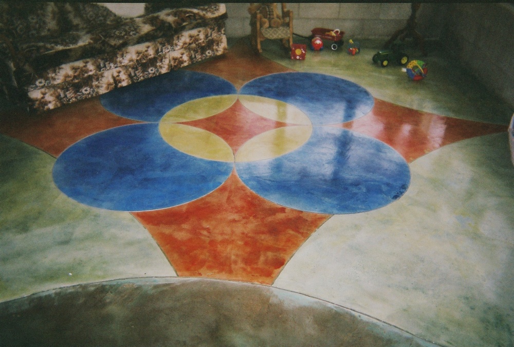 Dyed floor with design