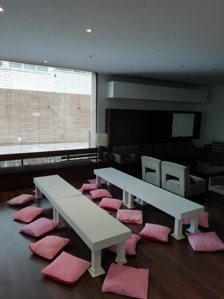 Mesa Rectangular Tapizada Baja
Con 6 Cojines+Manta
$80.000 Alquiler
Manejamos Variedad De Colores