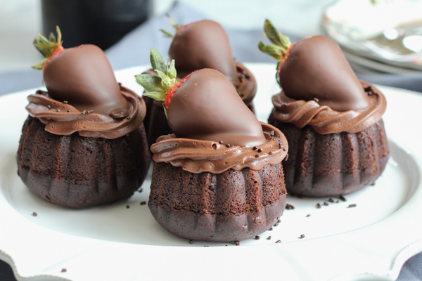 https://0201.nccdn.net/1_2/000/000/0fe/3c1/Chocolate-Mini-Bundt-Cakes-for-Valentines-Day-HipFoodieMom_com_-600x400.jpg