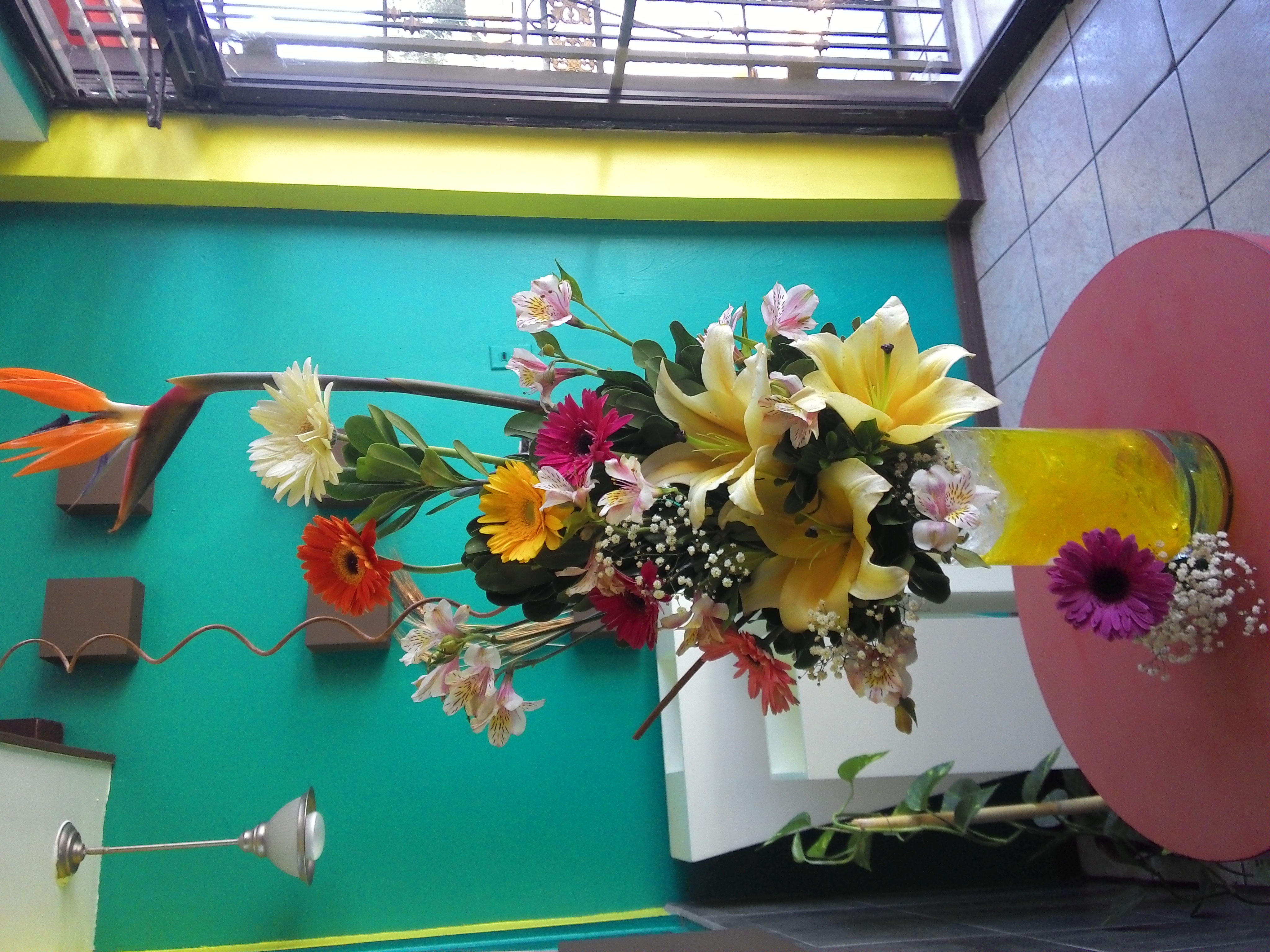 Arreglo A45 con lilies, gerbera,ave de paraiso y margaritas.
$900