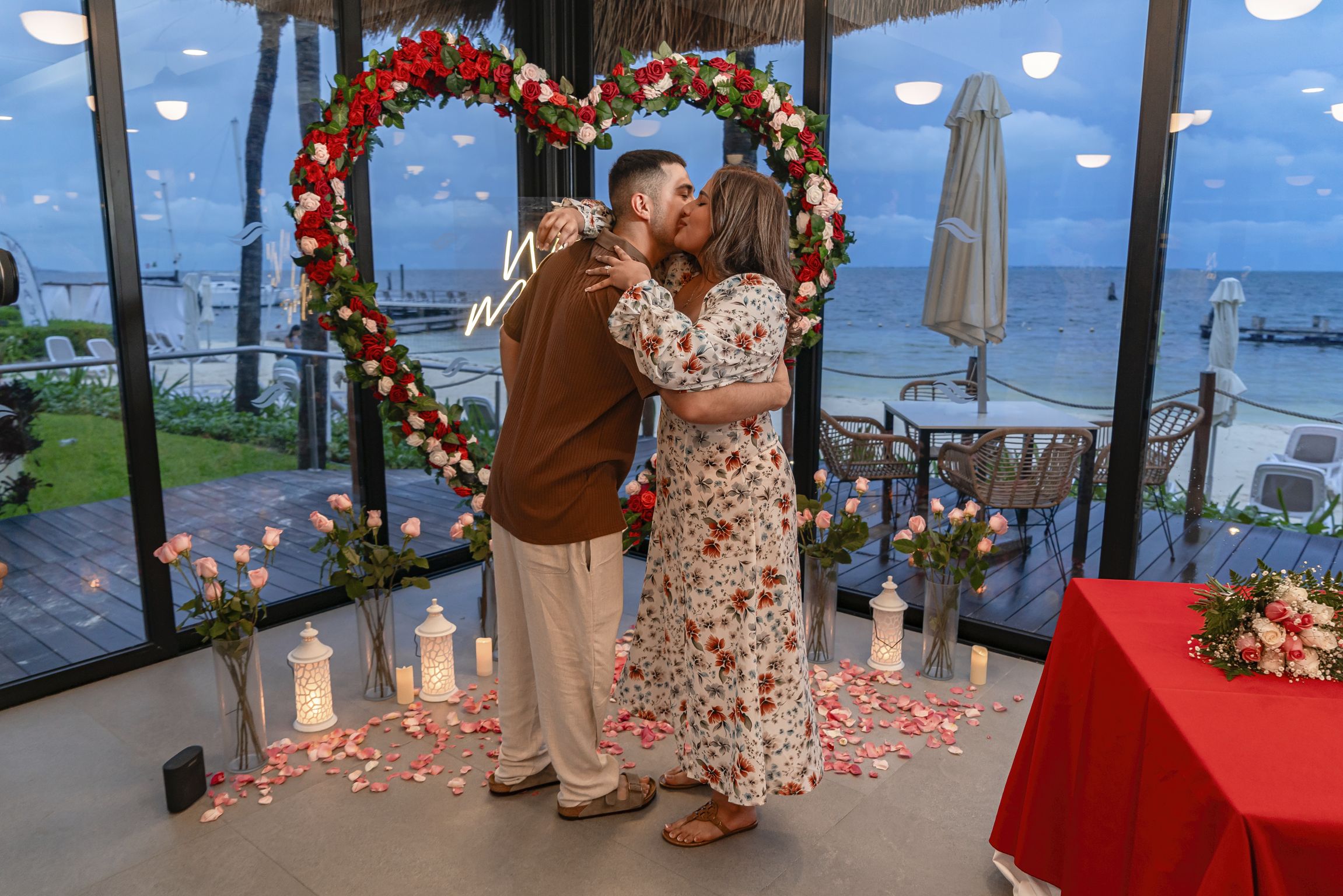 https://0201.nccdn.net/1_2/000/000/0fe/9ba/contratar-foto%CC%81grafo-de-pedida-en-cancu%CC%81n-luxury-engagement-ph.jpg