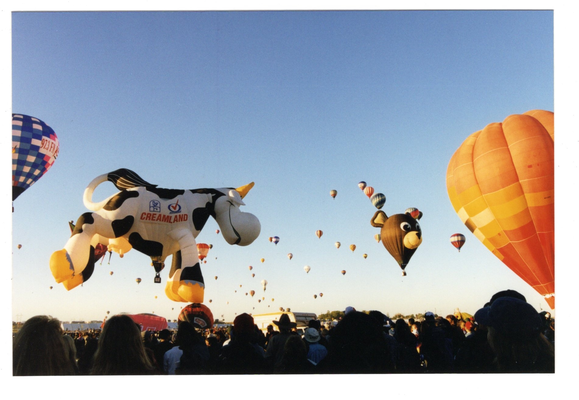 https://0201.nccdn.net/1_2/000/000/0fe/bcd/hot-air-balloons--17--1902x1314.jpg