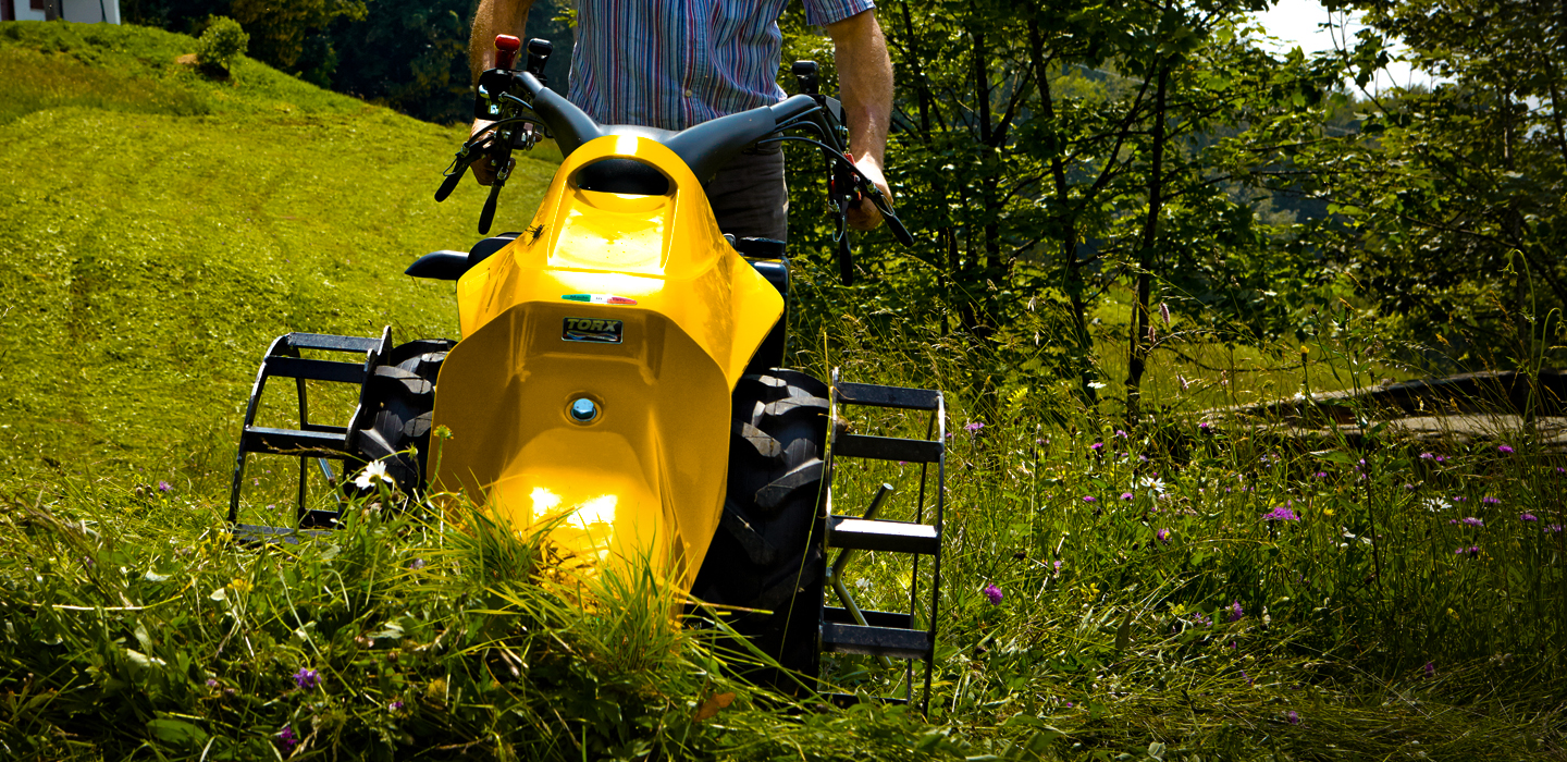 Dos tractores verdes en un campo bajo un cielo despejado y soleado.