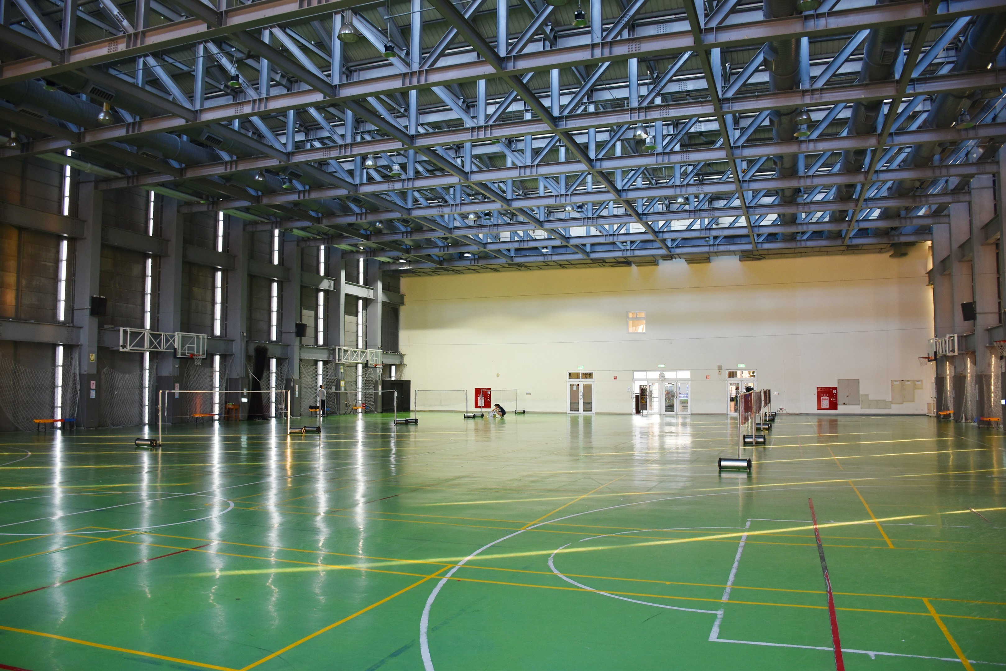una cancha de baloncesto interior con líneas verdes y amarillas