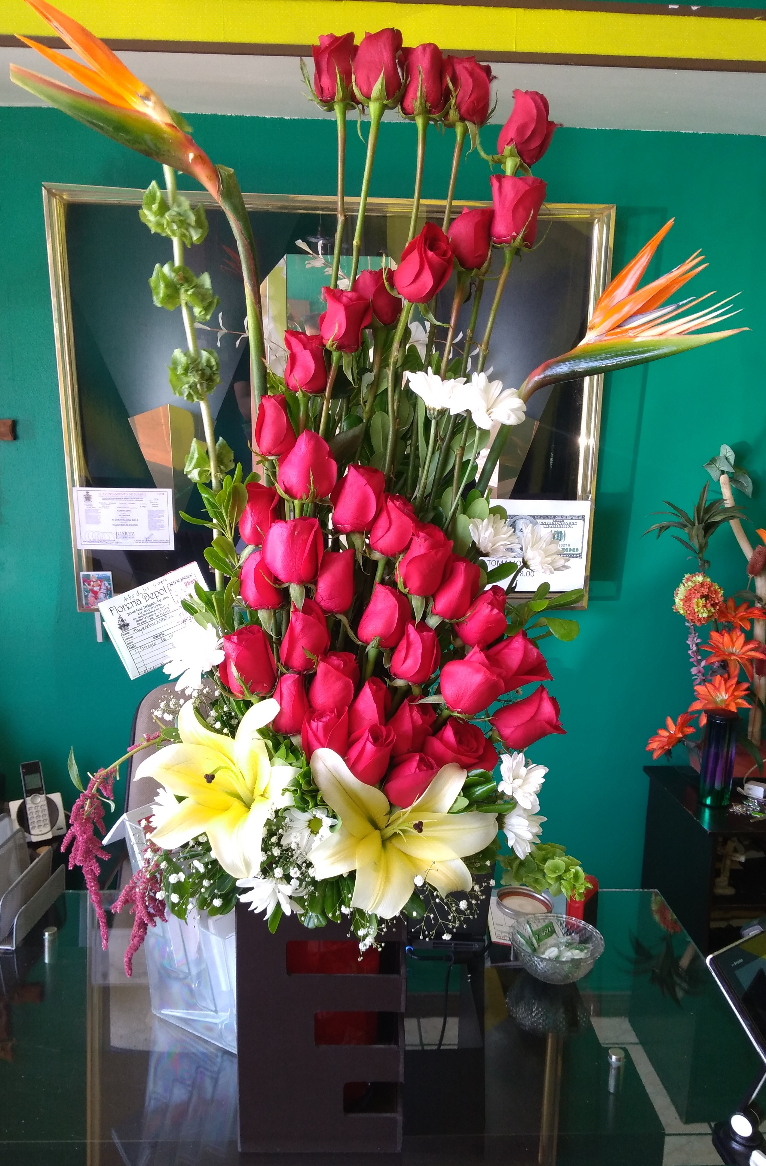 Arreglo A28 de 24 rosas rojas con lilie puedes variar de color y ave de paraiso.
$ 1500